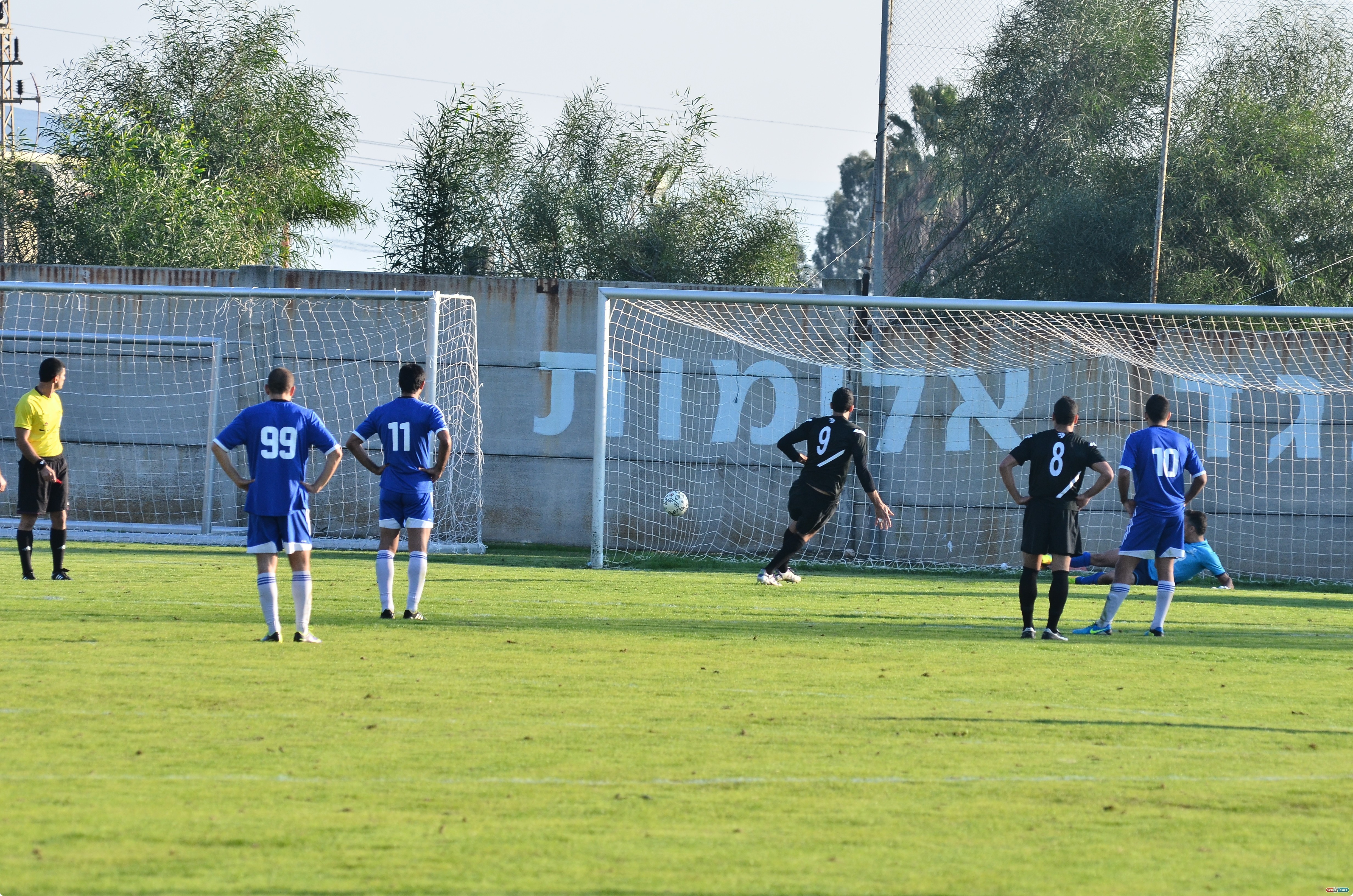 חייט כובש בפנדל (צילום: ארנון לוי)
