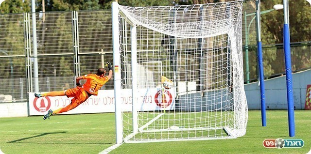 זיסקינד מצא את עצמו מזנק כבר בדקות הפתיחה (עודד חסין)