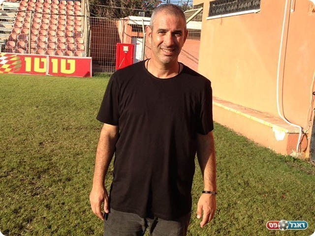 מאמן כפר שלם. חיים שאבו (יורם מורג)