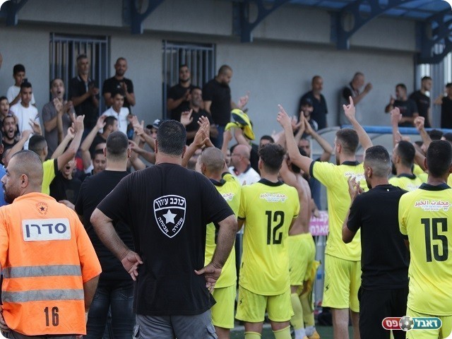 מביאים נחת. שחקני אום אל פאחם חוגגים עם האוהדים בסיום (דאפר מאחמיד)