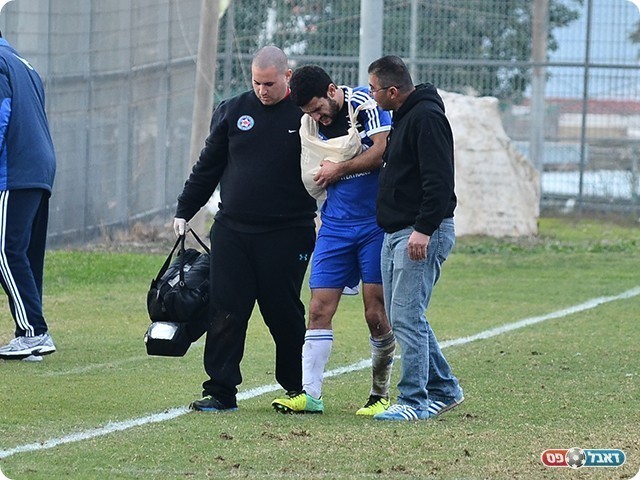 אבדה גדולה למגדל העמק, אבו חמיס יורד מהמגרש (צילום: ארנון לוי)