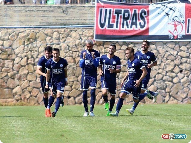 חן ידען חוגג עם שחקני טבריה (עודד חסין)