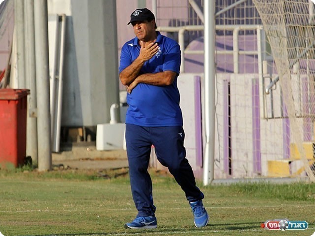 מאמן הבקעה חנן אזולאי (לירן דורף)