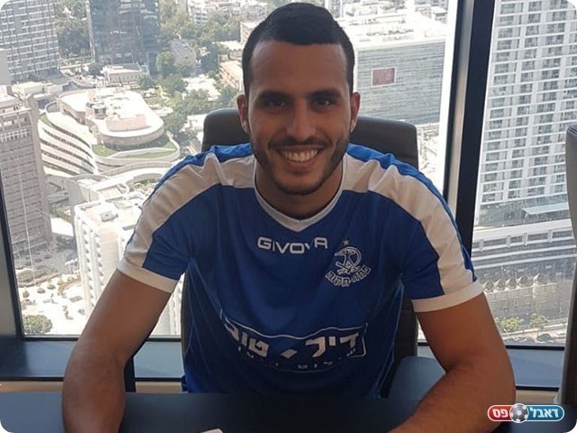 ירין חסן במעמד החתימה (הפועל פ"ת)