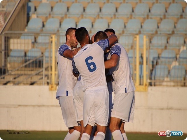 יישארו בפסגה גם בתום המחזור? שחקני מכבי הרצליה חוגגים (בן מלניק)