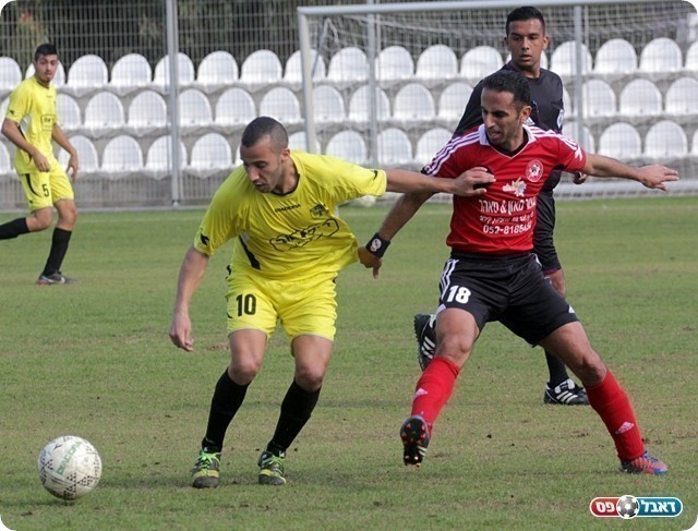 פרשן-שחקן. עבד טיטי מימין (לירן דורף)
