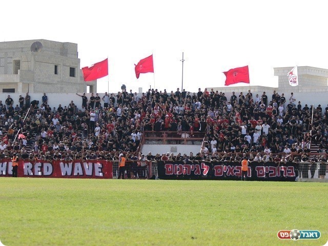 קהל ששווה ליגה גבוהה יותר. אוהדי טייבה בתצוגת עידוד ביציע (דאפר מאחמיד)