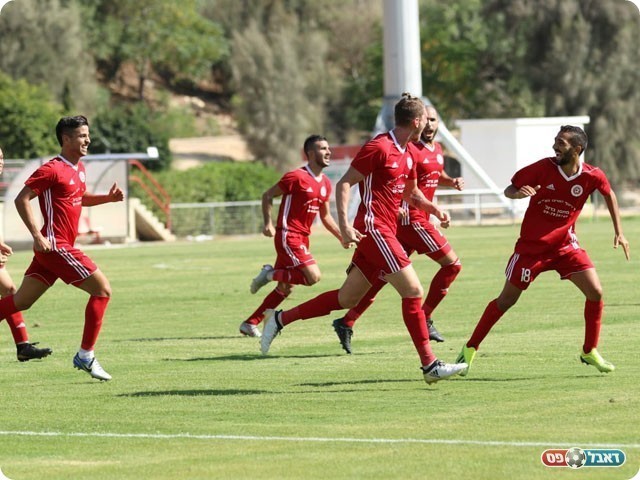 שחקני טירה חוגגים (נזיה סולטאן)