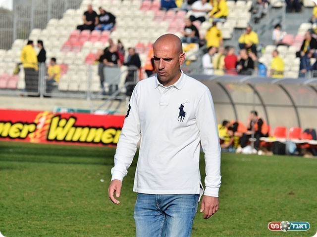 עשה דבר מדהים, מאמן נצרת עלית אלדד שביט (צילום: ארנון לוי)