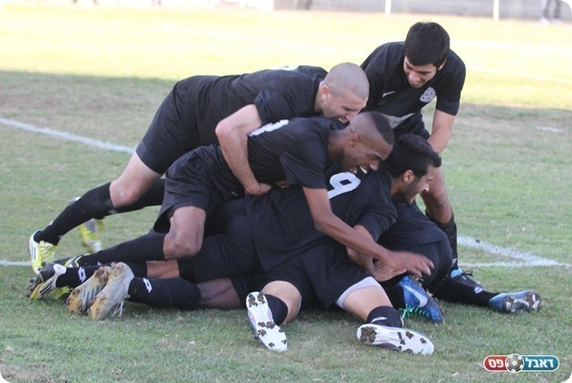 אחד השערים היותר יפים שנכבשו, שחקני חדרה חוגגים (צילום: שלומי גבאי)