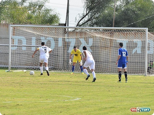 יוחאי כהן בפנדל הקודם מול מגדל העמק (ארנון לוי)