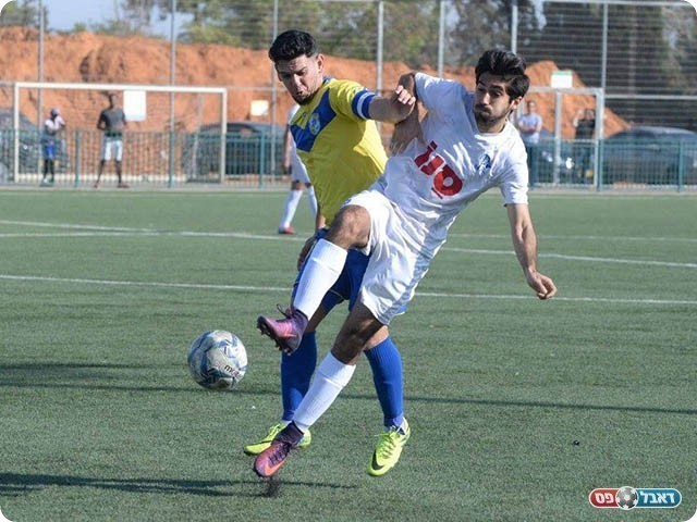 יוני רביבו במאבק על הכדור (חסדאי כהן)