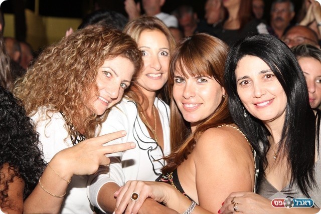 ספורטאיות ונהנות מההופעה של שלומי שבת (שלומי גבאי)