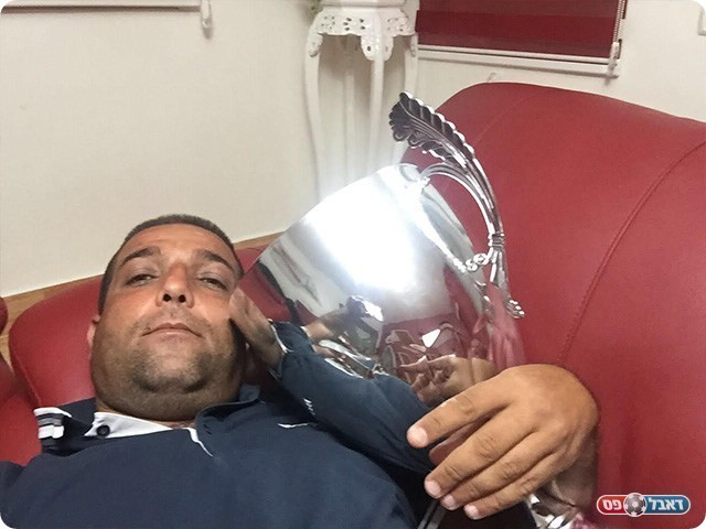 ישן עם הגביע