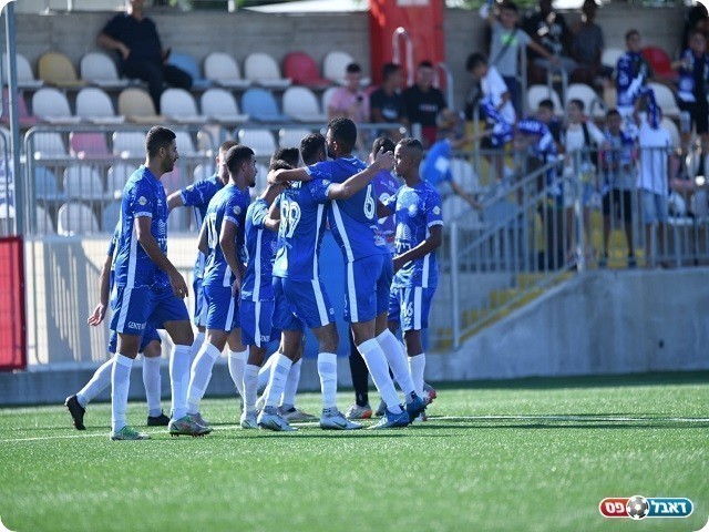 ימשיכו בחגיגות גם במשחק החוץ מול בית"ר נהריה? שחקני קרית ים (עדי דטליס)