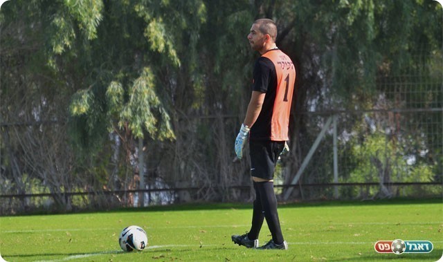 פתח בין הקורות. בן הרוש (אבי רביבו)