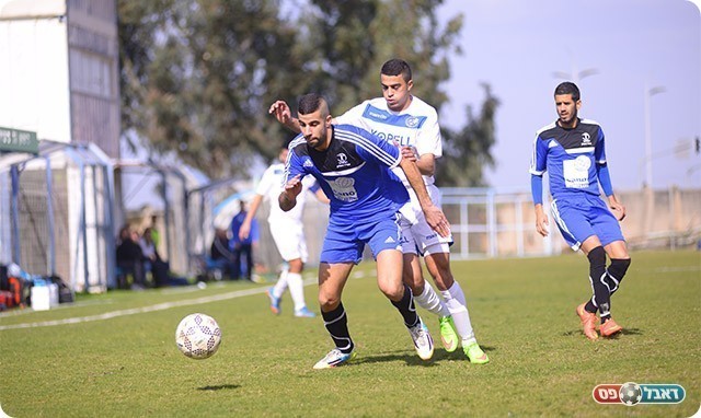 אביב כהן שומר על הכדור (ארנון לוי)