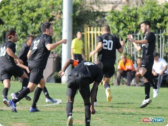 שחקני חדרה חוגגים עם אזולאי (צילום:אנטולי רובינסקי)