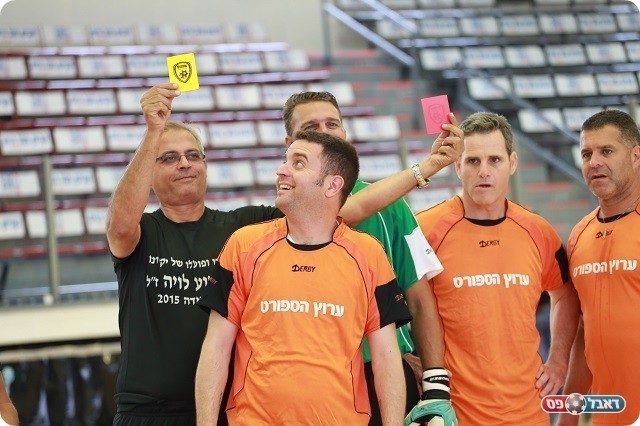 לא מעט רגעים של צחוק וחיוכים. הכרטיסים נשלפים (אביב רומשקנו)