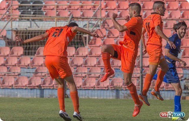 שחקני כפר שלם ביכולות וירטואוזיות (רפי נחמיאס)