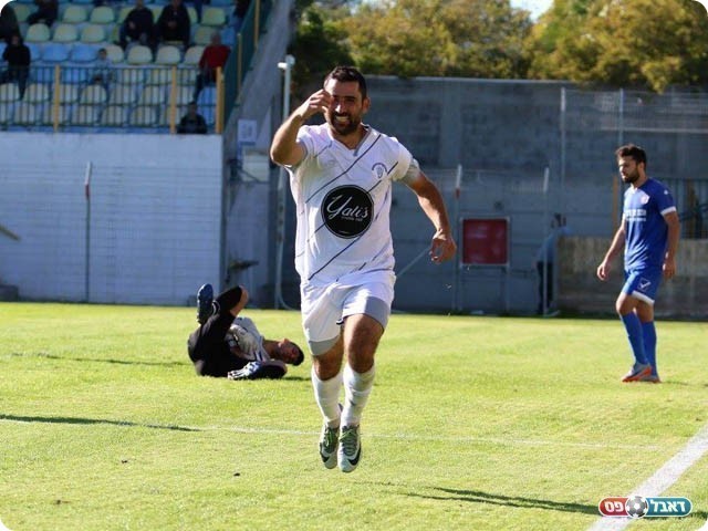 וחוגג (עודד חסין)