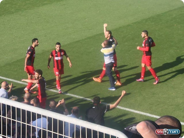 שחקני כפר קאסם חוגגים (לוטפי עיסא, לקום)