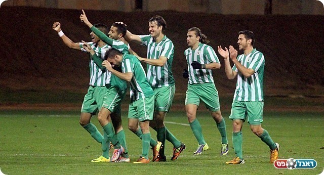 שחקני כפ"ס חוגגים (צילום: לירן דורף)