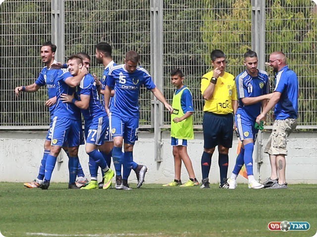 שחקני כרמיאל חוגגים שער שהדהים את אנשי נשר (קובי פורטל)