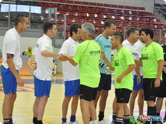 שתי הקבוצות לפני שריקת הפתיחה (חאדר אניס)