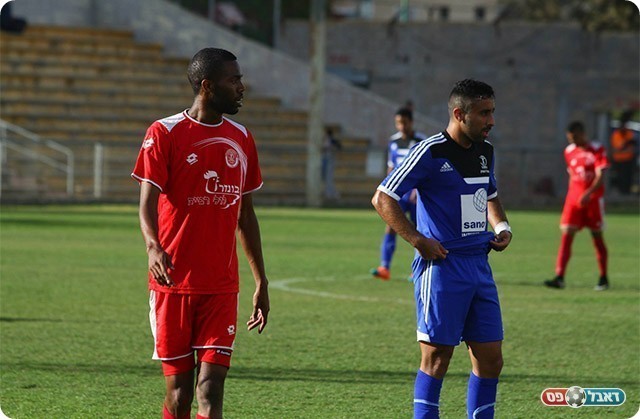 לידור כהן (בכחול) ואבבה מחדרה .אחת רוצה פלייאוף, השנייה רוצה להישאר בליגה (שלומי גבאי)