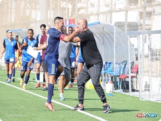 גיבור המשחק של חולון. מאור אסור חוגג את כיבוש השער עם מוסא בן חיים (בן מלניק)