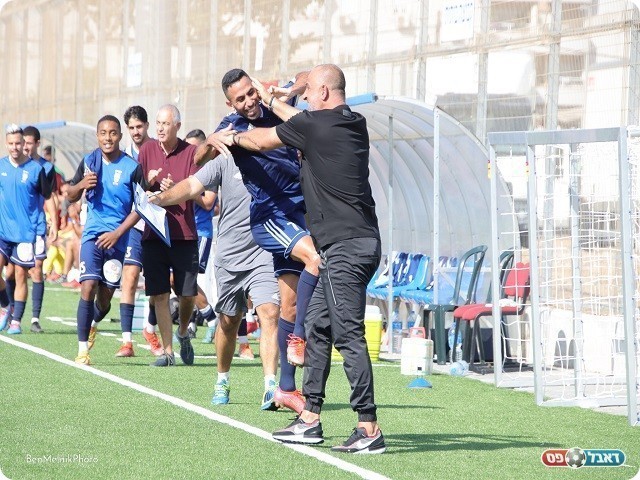 שיחקו יחד בבת ים, עושים חיל גם בחולון. מאור אסור והמנהל המקצועי מוסא בן חיים חוגגים (בן מלניק)