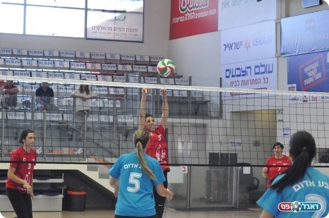 חוויה לנשים בישראל. "צבע אדום" מול "רעות גדרה" (חאדר אניס)