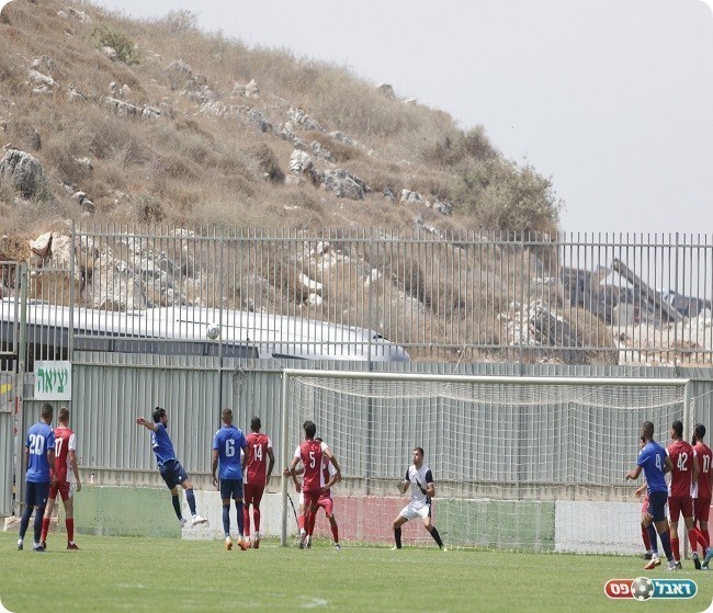 הציל את קבוצתו מספיגות נוספות. שוער מגדל העמק, תומר קרפנר, בעין הסערה