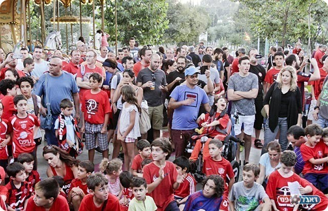 האוהדים שהגיעו לחגוג (katamon.co.il)