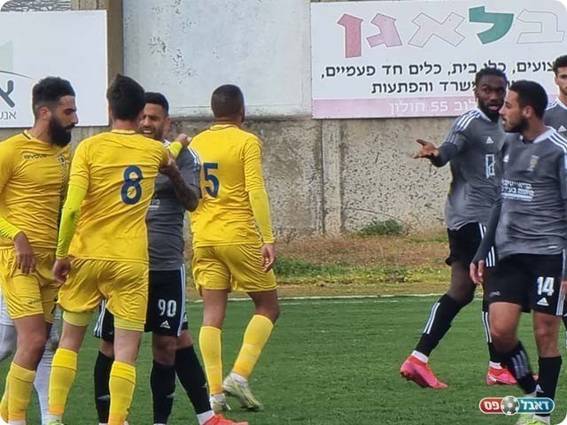 שחקני שתי הקבוצות (רועי אסף)