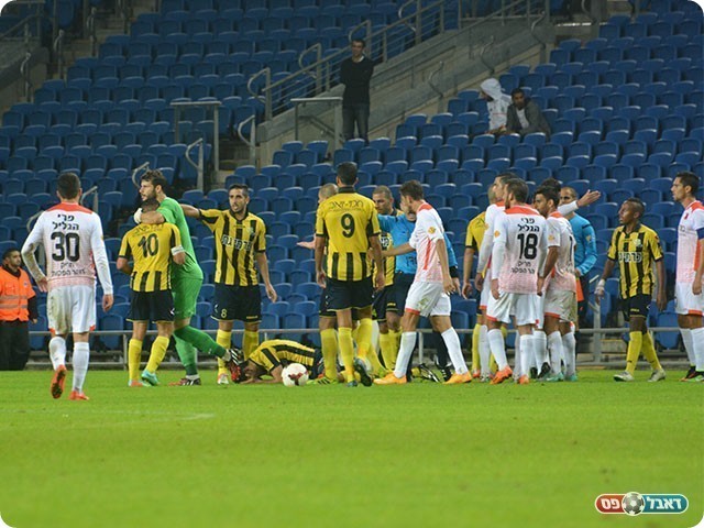 שחקני שתי הקבוצות אחרי האדום (ולדי מויסייב)