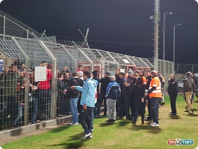 מהומה בהפסקה גם ביציעים (עודד חסין)