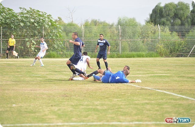 כדור רוחב, ג'נח עם החלק החיצוני של הרגל פגש את העמוד (ארנון לוי)