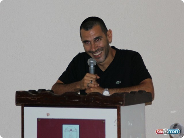 מאמנה לשעבר של טבריה, מוריס אוזן (עודד חסין)