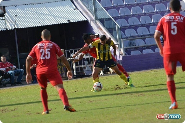 רגע של מחלוקת. המאבק בין לינגנה (באדום) לשלומי משה (ולדי מויסייב)