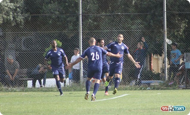 שחקני מחנה יהודה חוגגים את הרביעי (שי מוגילבסקי)