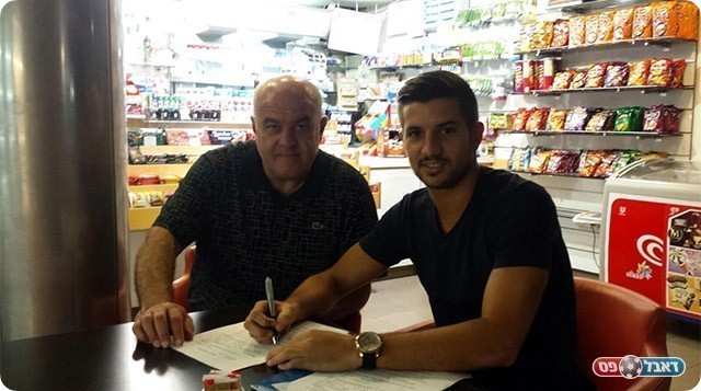 בן חמו במעמד החתימה בבאקה