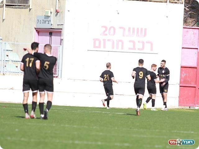 שחקני הרצליה חוגגים עם מילשטיין את השני (דאפר מחאמיד)