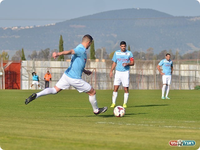 מלכה עם הכדור החופשי (ארנון לוי)