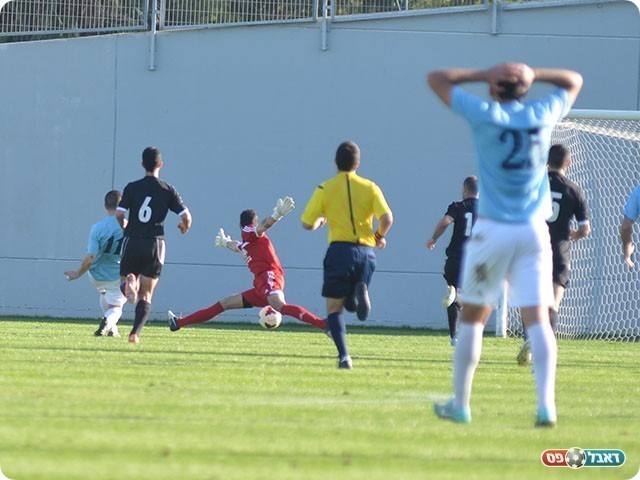 מלכה כובש (ארנון לוי)