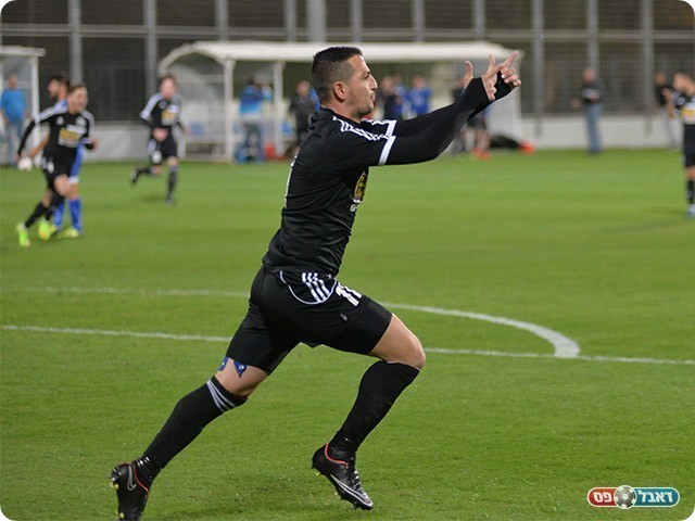 אבי מלכה עם ה"פיו פיו" המפורסם אחרי כיבוש השער (ארנון לוי)