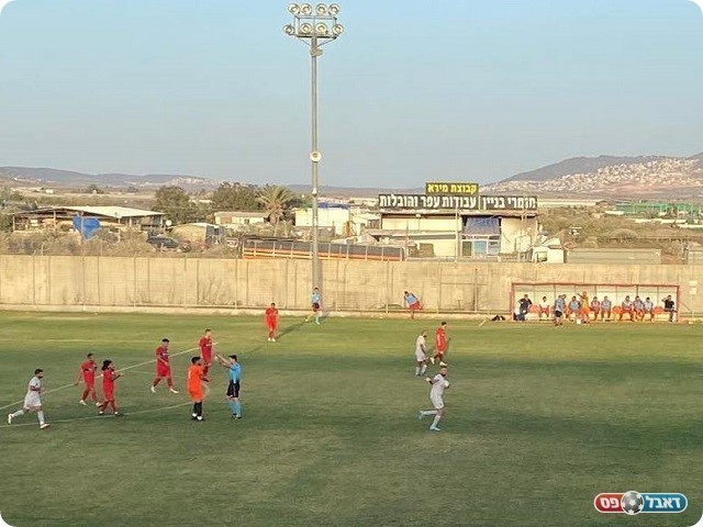 אלה שחוגגים ואלה שמתלוננים. שחקני ממב"ע באים בטענות לשופט על אישור השער השני (פייסבוק בני ממב"ע)