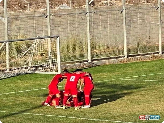 חגגו פעמיים במחצית הראשונה. שחקני ממב"ע חוגגים את כיבוש השער הראשון (פייסבוק בני ממב"ע)