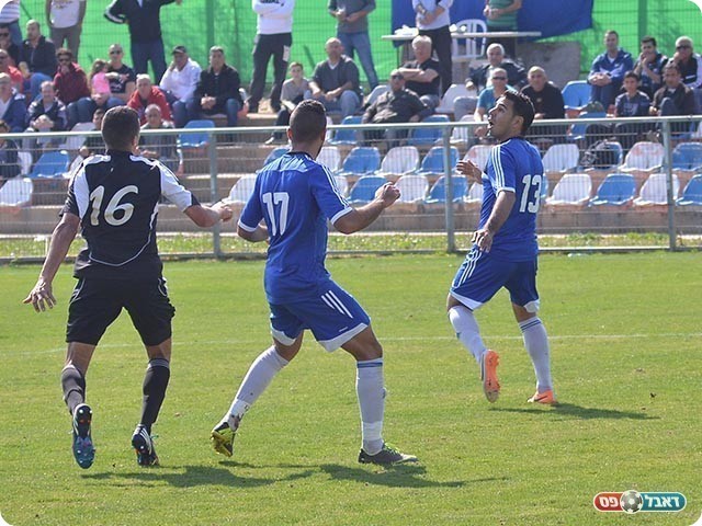 סימנטוב מתכונן (צילום: קובי פורטל)